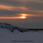 Schnee im Sonnenuntergang von Schnee im Feld von Michaela Gerads