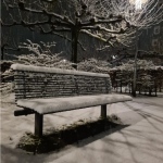 eine Bank im Schnee im Licht